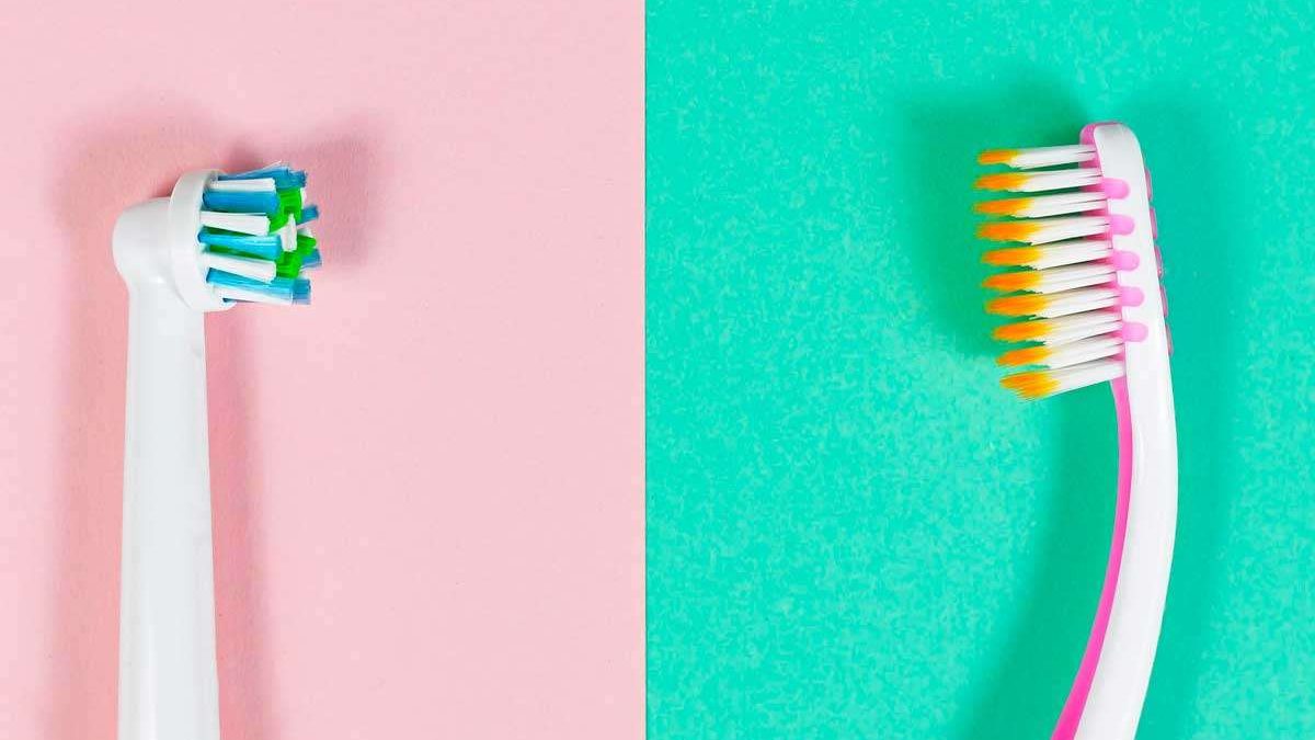 Cepillo manual vs. cepillo eléctrico: ¿cuál limpia mejor tus dientes?